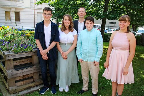 Die Jugendlichen mit Pastor Hans Martin Renno